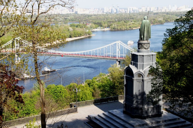 Памятник Владимиру на берегу Днепра