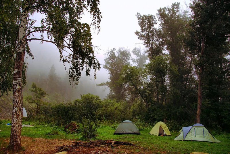 Палаточный лагерь на берегу реки