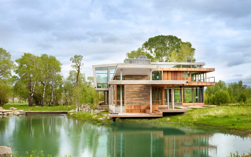Современный дом на берегу озера