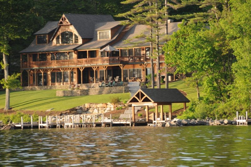 Большой дом у озера