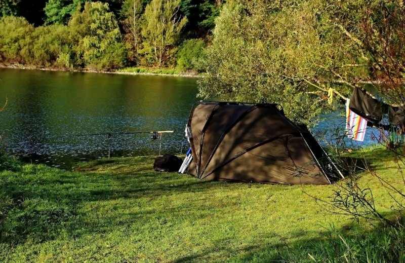 Палатка на берегу озера