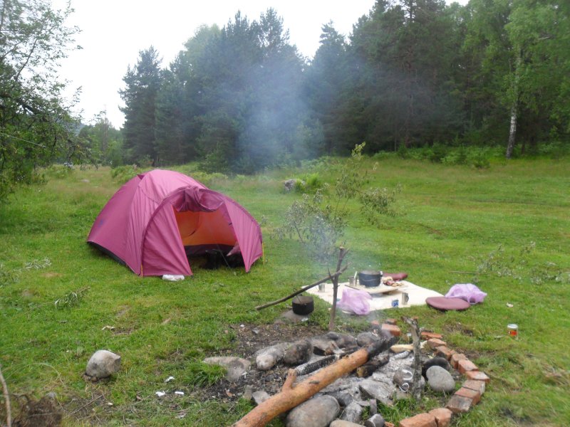 Палаточный лагерь на берегу реки