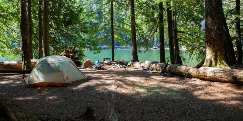 Палаточный лагерь в лесу у реки