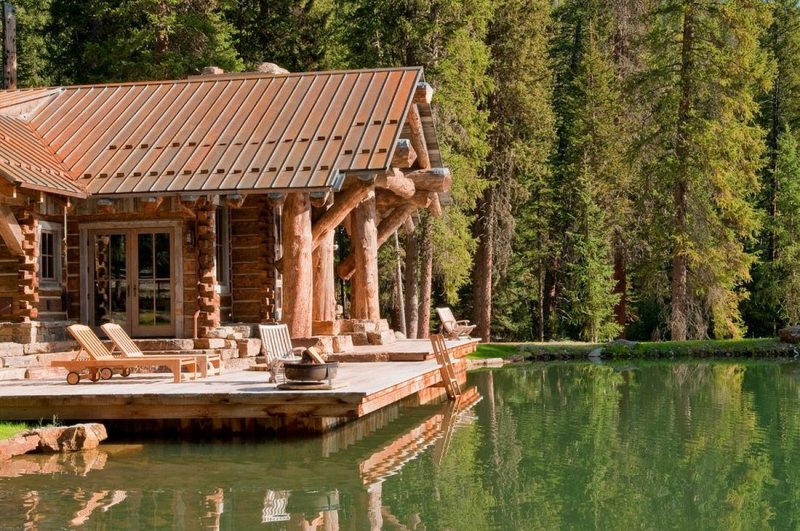 Бревенчатый дом у озера