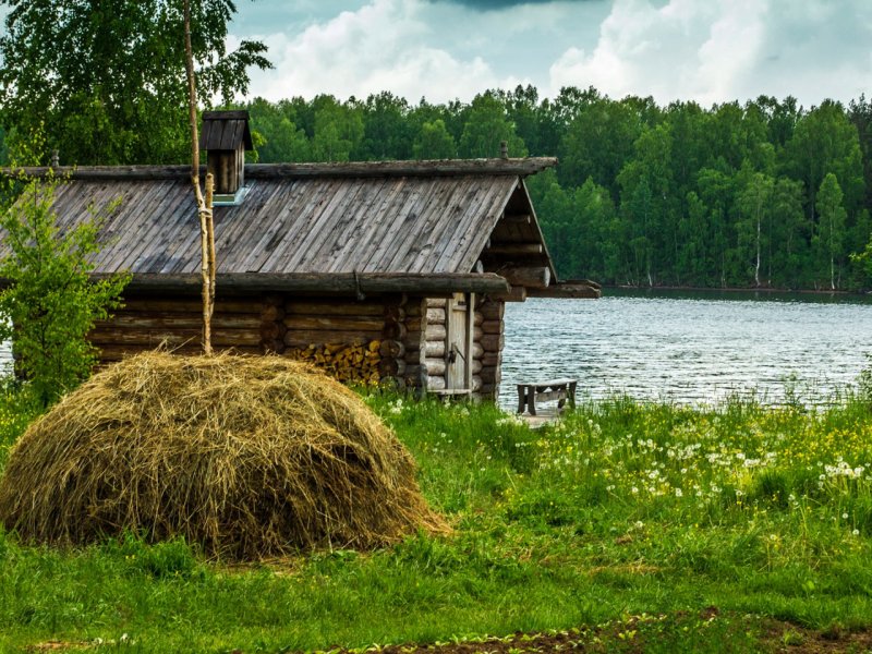 Деревенский домик на берегу реки