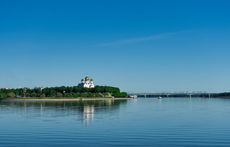 Река Волга в Ярославле церкви