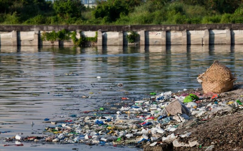Загрязнённая река в городе