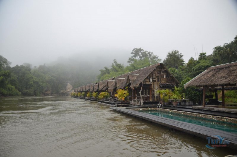 Плавучий отель на реке Квай