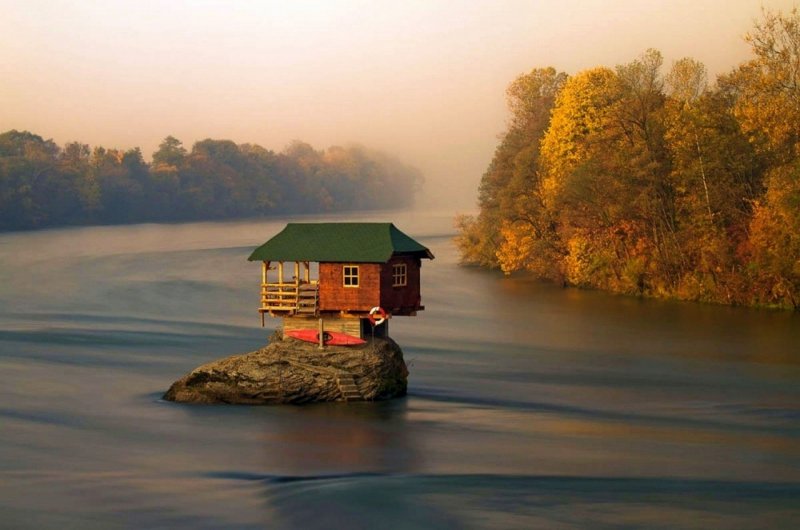 Дом посреди реки Дрина Сербия