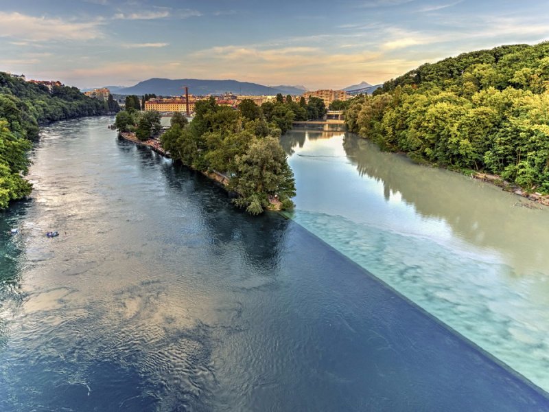 Слияние рек Роны и Арва в Женеве, Швейцария.
