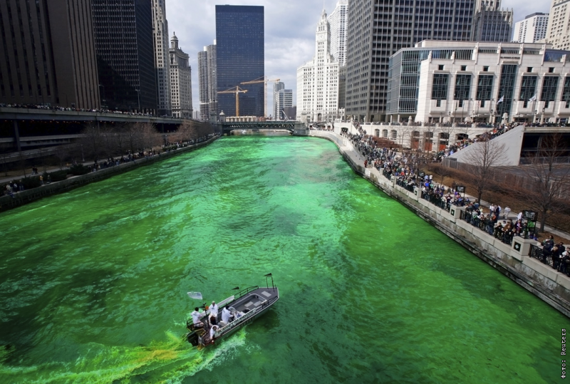 Река в Чикаго в день Святого Патрика