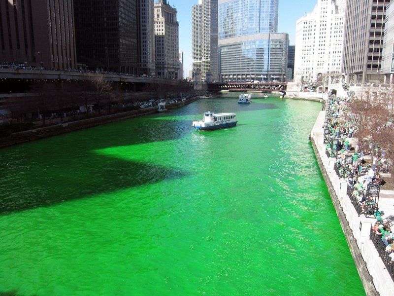 День Святого Патрика зеленая река