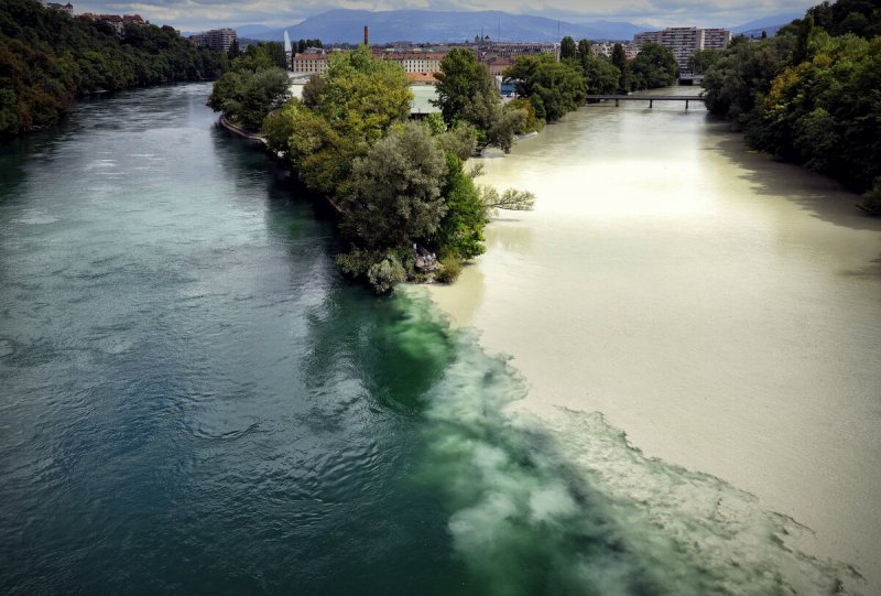Слияние рек Роны и Арва в Женеве, Швейцария.
