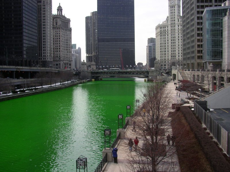 Река в Чикаго в день Святого Патрика