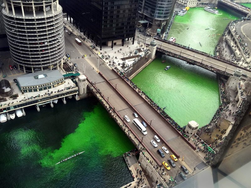 Зеленая река в Чикаго на день Святого Патрика