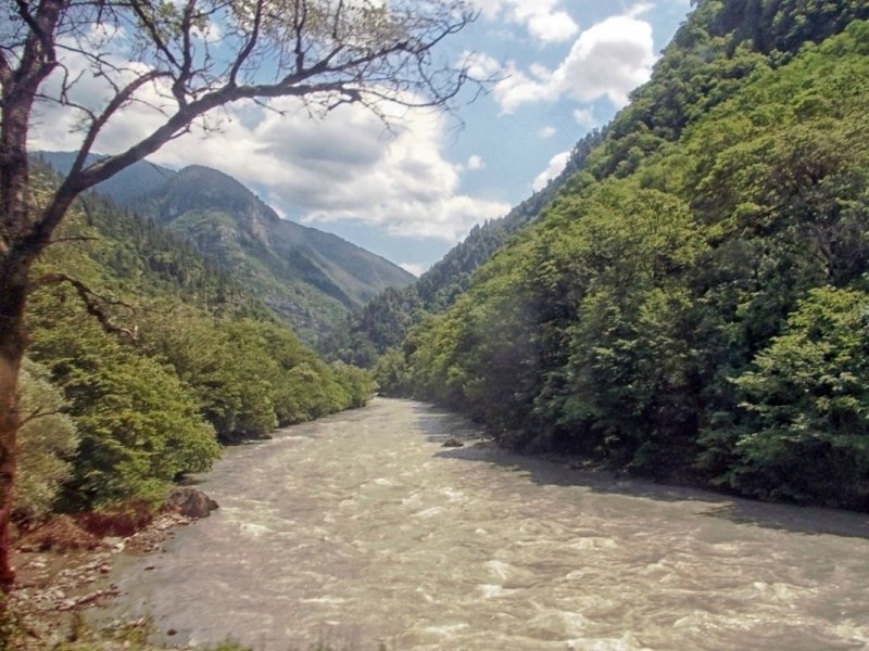 Пейзаж Абхазии горы река