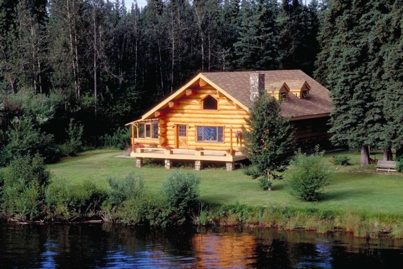 Деревянный дом у озера