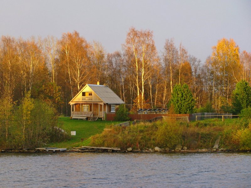 Осенний домик на берегу