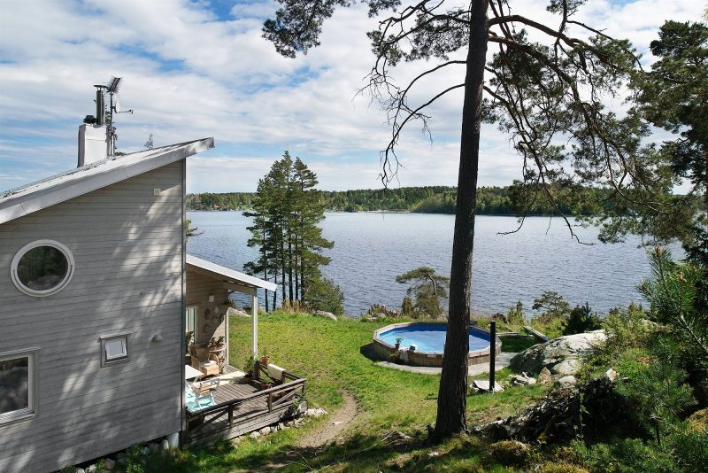 Скандинавский дом на озере
