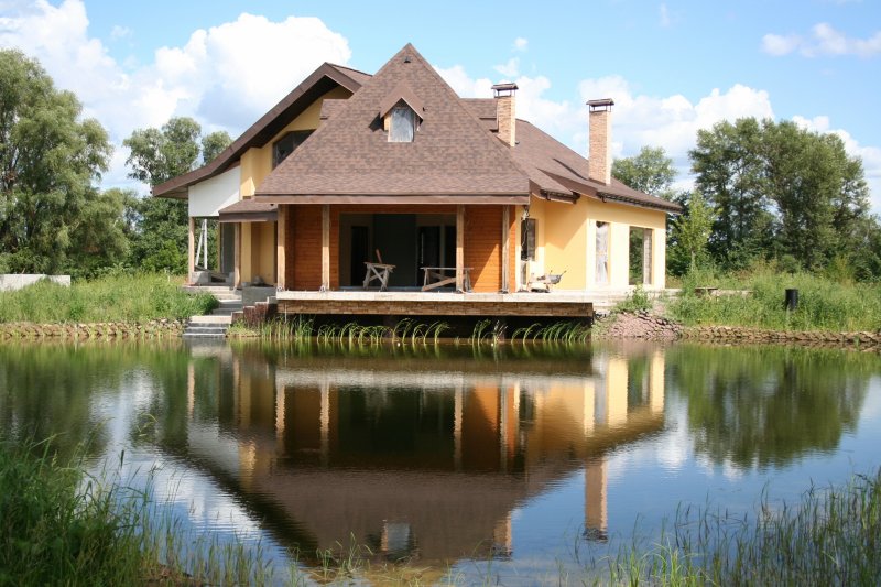 Загородный дом с прудом