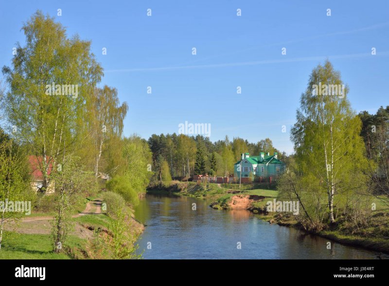 Вырица Ленинградская область на берегу реки замок