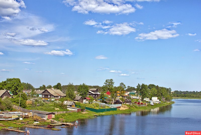 Деревня на берегу реки
