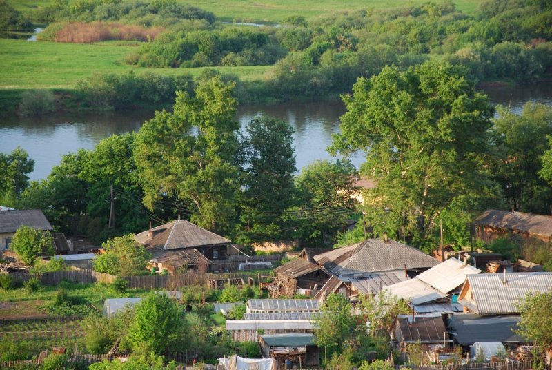 Русская деревня на берегу реки