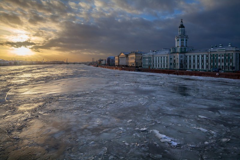 Набережная Невы и зимний в Санкт-Петербурге