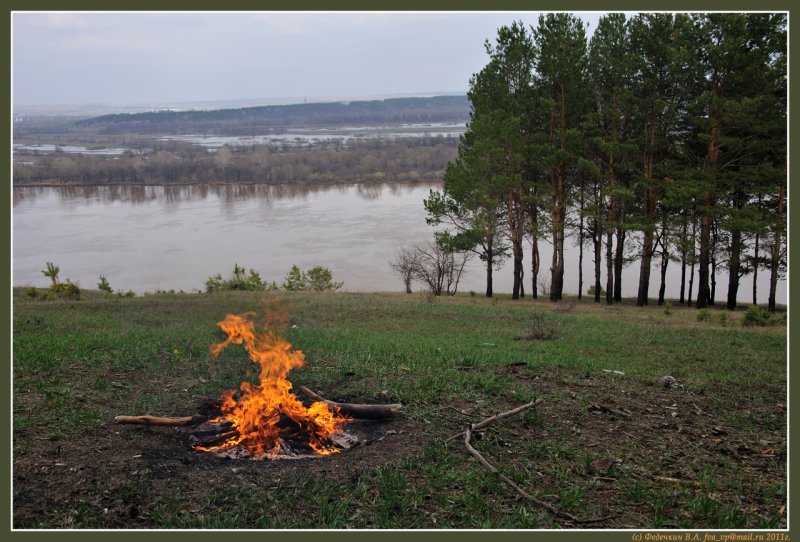 Знак пожары на берегу реки