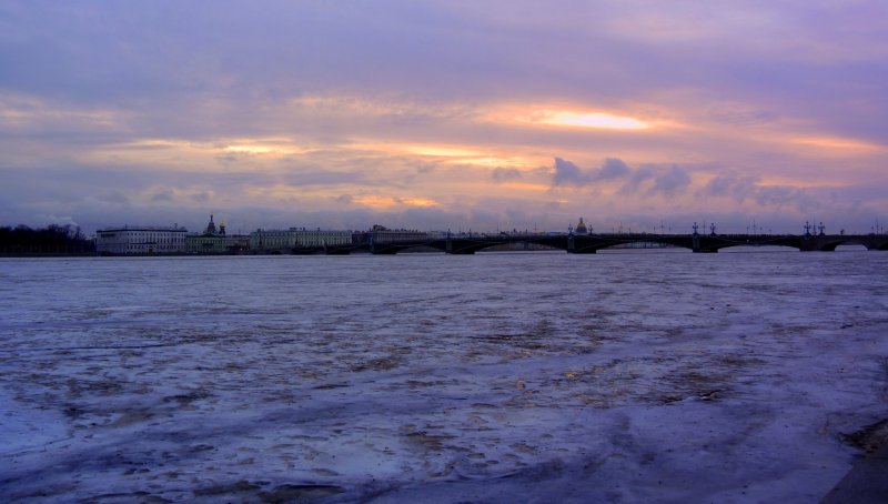 Панорама Университетской набережной в Санкт-Петербурге