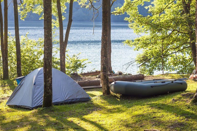 Быстросборная палатка на реке летом