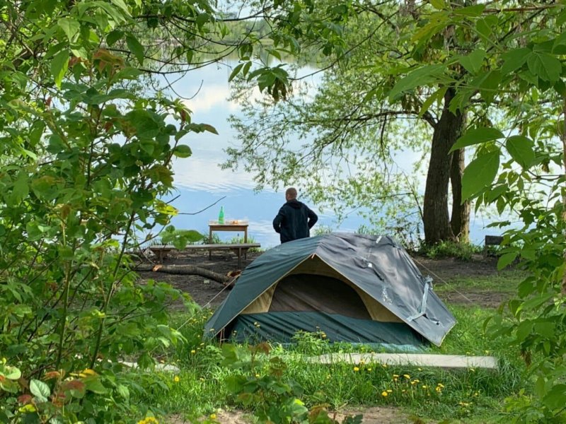 Палатка на берегу реки