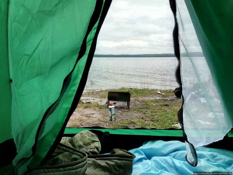 Палаточный лагерь в лесу у реки