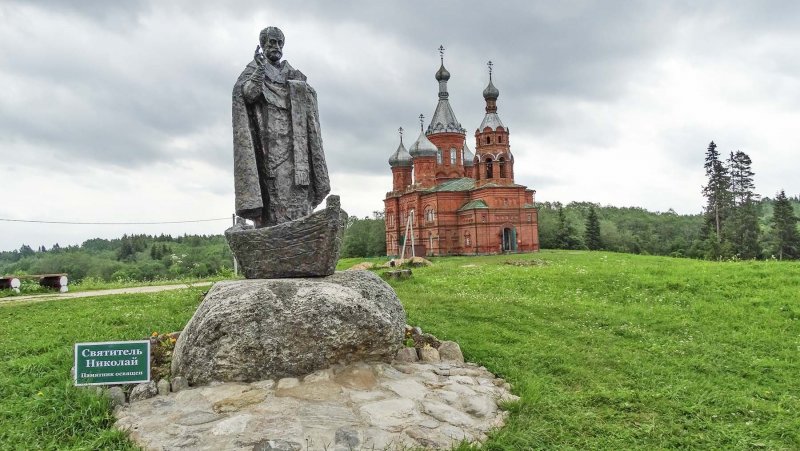 Памятник Николаю Чудотворцу на Истоке Волги