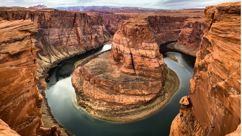 Скалистая пропасть над изгибом изумрудной реки Колорадо