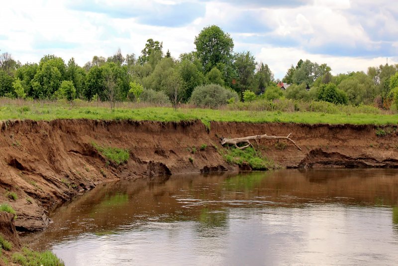 Крутой берег реки Быков