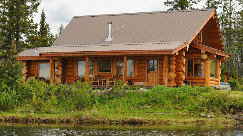 Деревянный дом на берегу реки