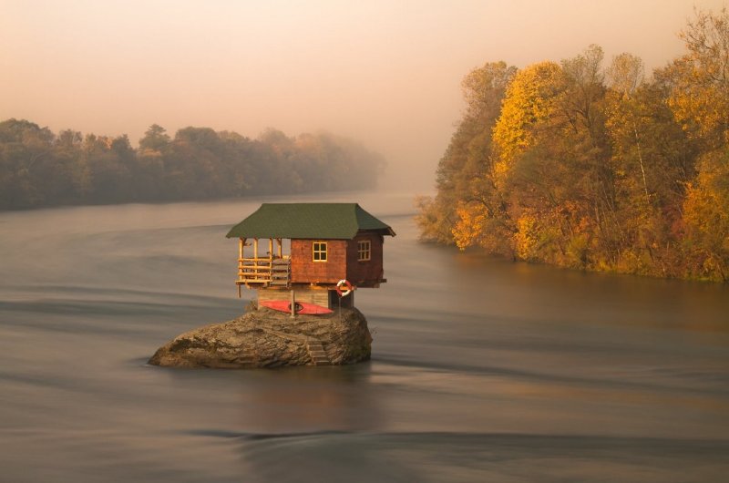 Дом на реке Дрина в Сербии