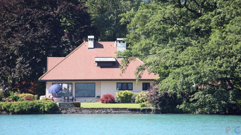 Кирпичный дом у озера