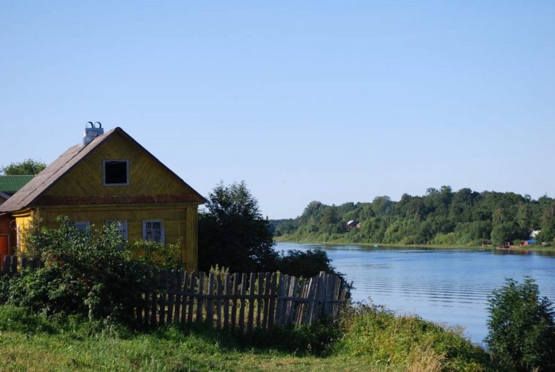 Деревенский домик у реки