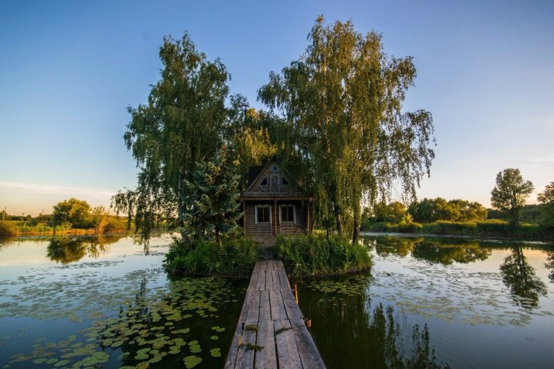 Дом в Швеции в лесу у озера