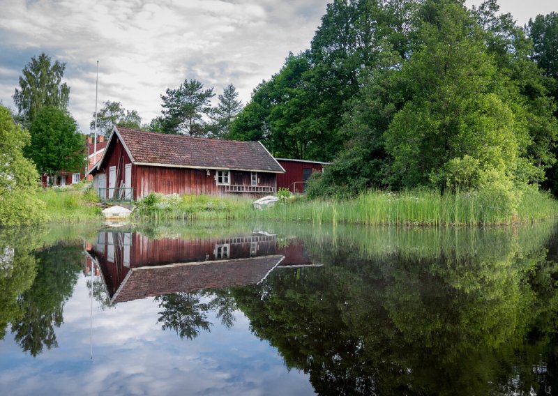 Домик у реки в Йёльстере. Норвегия
