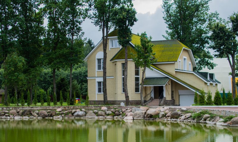 Кирпичный дом у озера