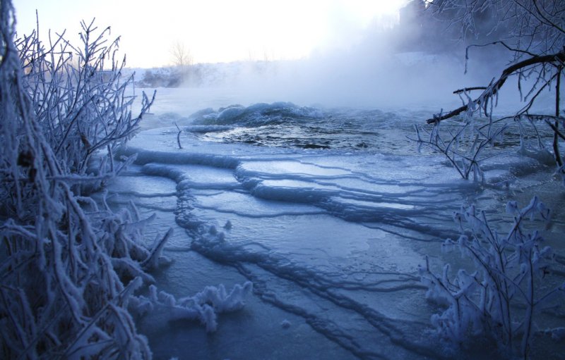 Зима замерзшая река