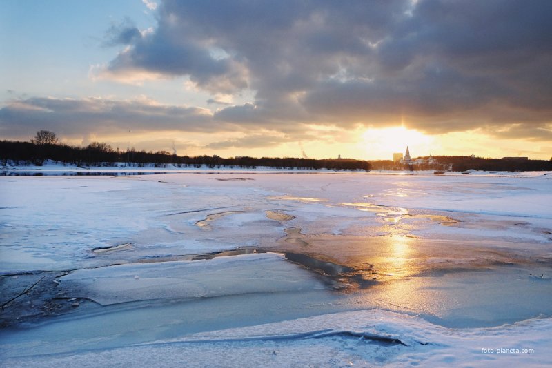 Замерзшая Москва река