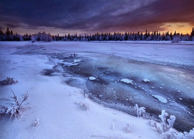 Зимняя замерзшая река