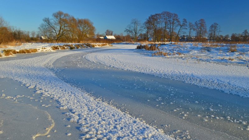 Лед на реке зимой