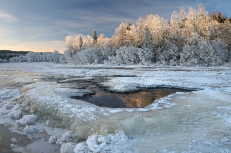 Лед полынья река