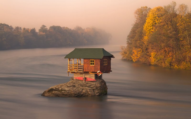 Дом на реке Дрина в Сербии