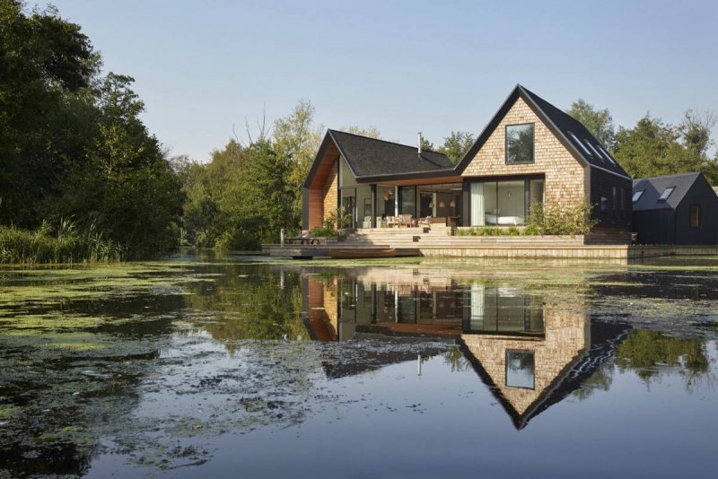 Дачный дом у озера